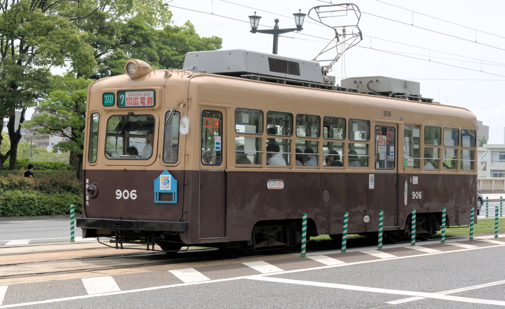 Hiroshima est, paraît-il, une sorte de musée des tramways. Je veux bien le croire. Celui-ci est utilisé en service quotidien.